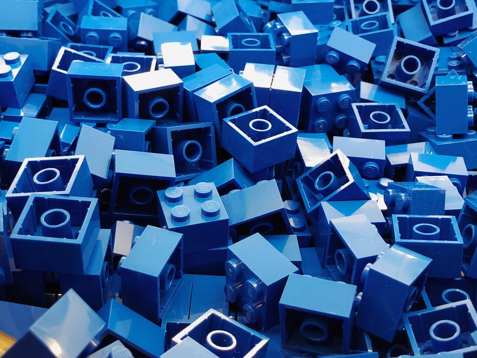 https://www.samy-kantari.fr/wp-content/uploads/2025/02/us9tc9pknbu.jpg blue cube toy lot close-up photography