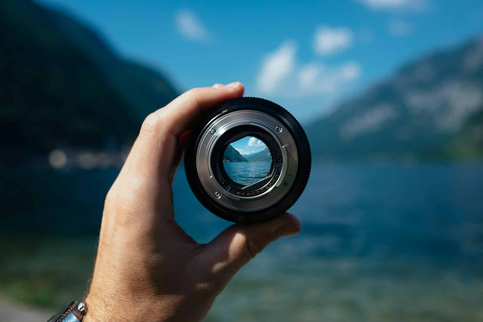 https://www.samy-kantari.fr/wp-content/uploads/2025/04/7kla-xlbsxa.jpg person holding camera lens
