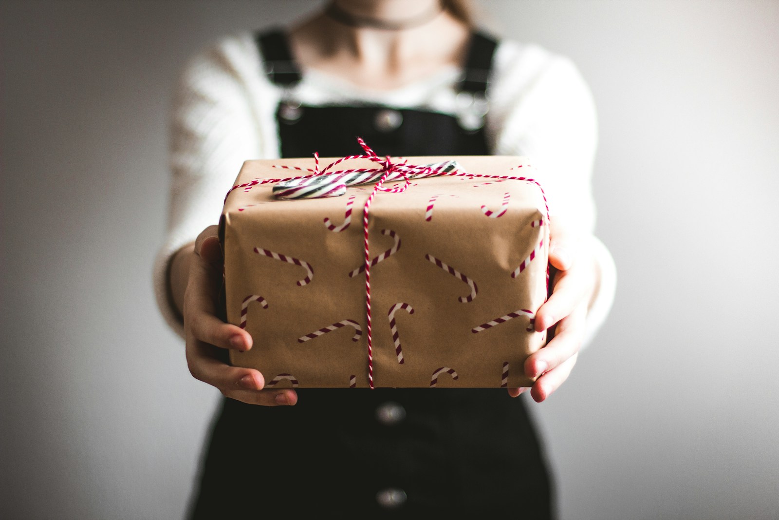 https://www.samy-kantari.fr/wp-content/uploads/2025/12/ipx7j1n_xuc.jpg person showing brown gift box