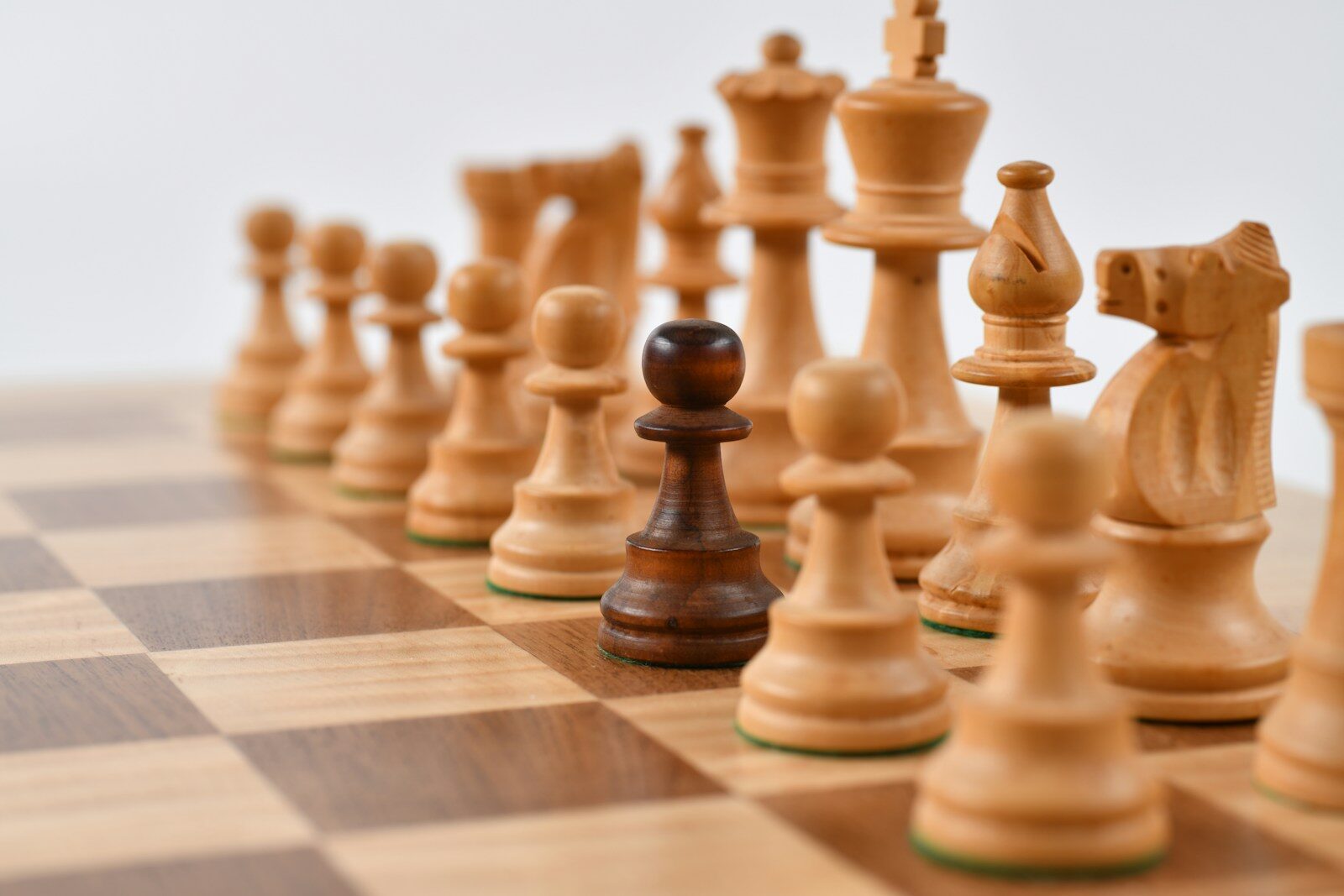 https://www.samy-kantari.fr/wp-content/uploads/2026/05/g1yhu1ej-9a.jpg selective focus photography of chess pieces