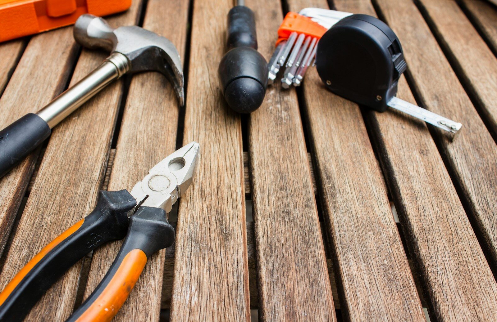 https://www.samy-kantari.fr/wp-content/uploads/2026/07/rf9eelw3qxo.jpg assorted-type carpentry tools on brown surface